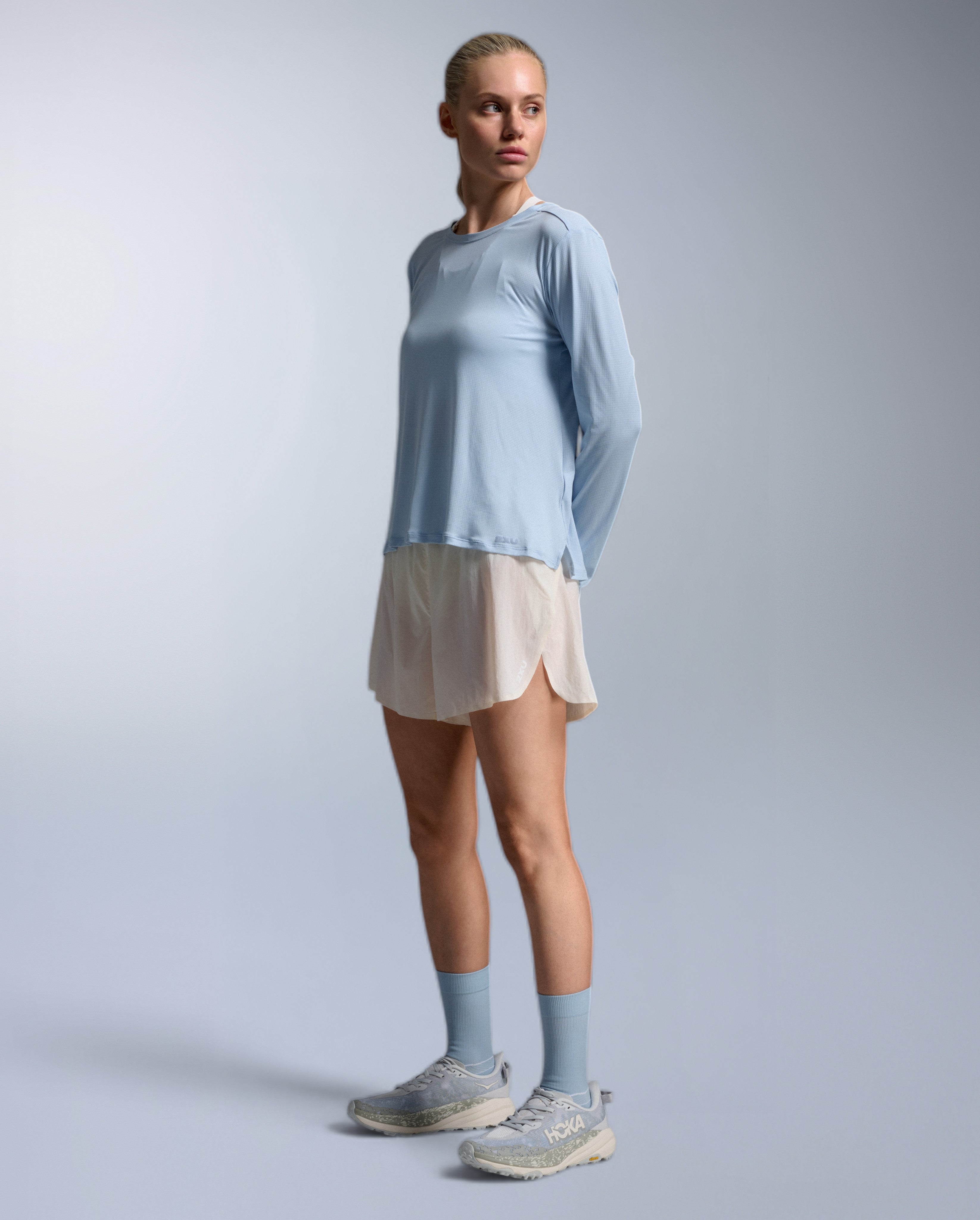2xu-aero-trail-long-sleeve-laufshirt-damen-blau-upf50 image 4
