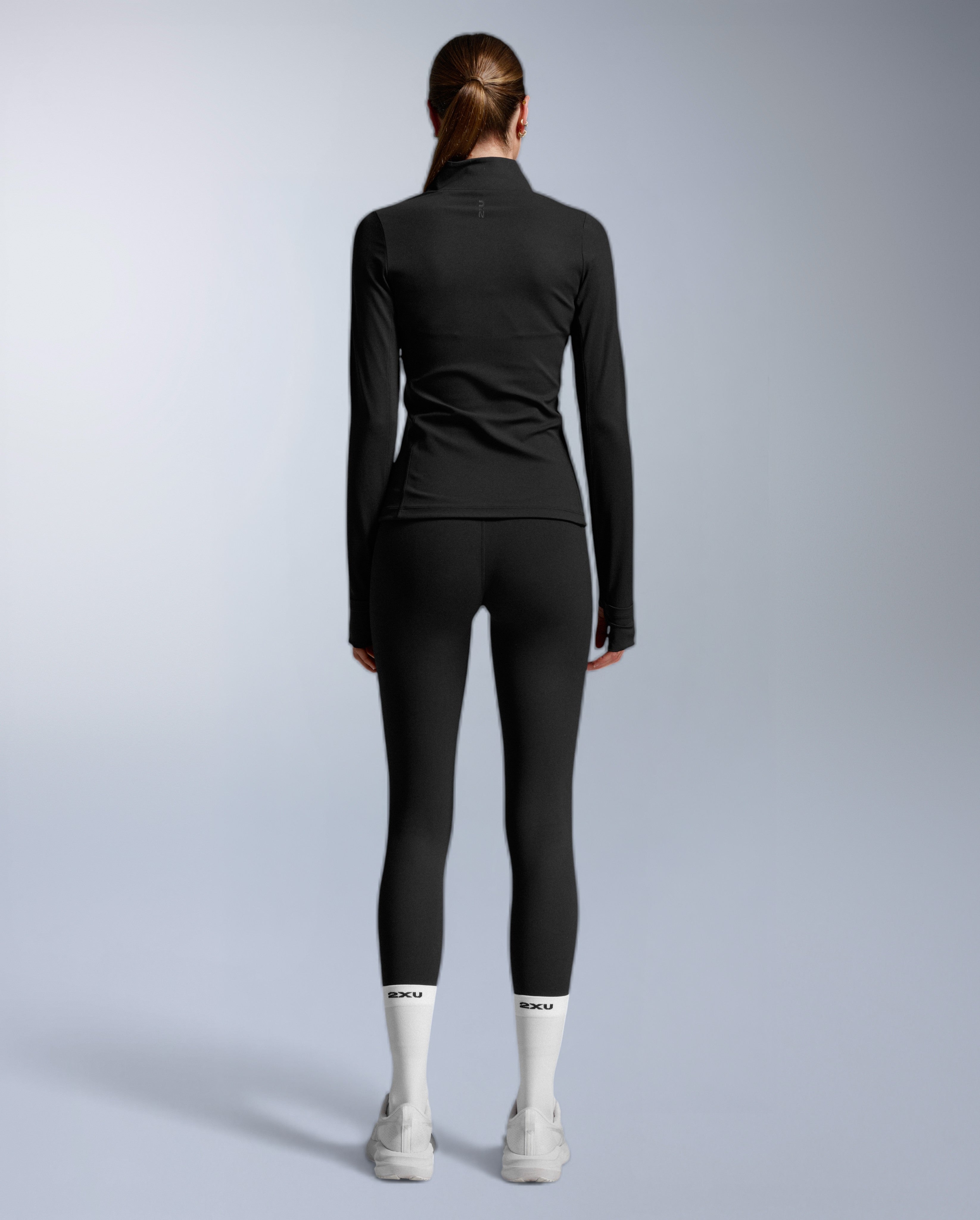 2xu-fluid-full-zip-jacke-damen-schwarz-winddicht image 4