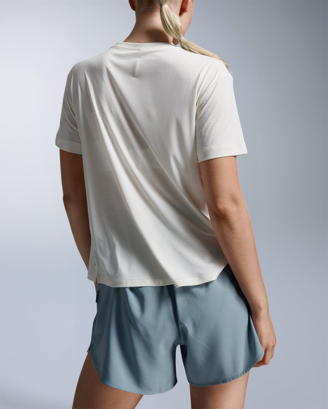 2xu-aero-trail-tee-laufshirt-damen-chalk-upf50 image 6