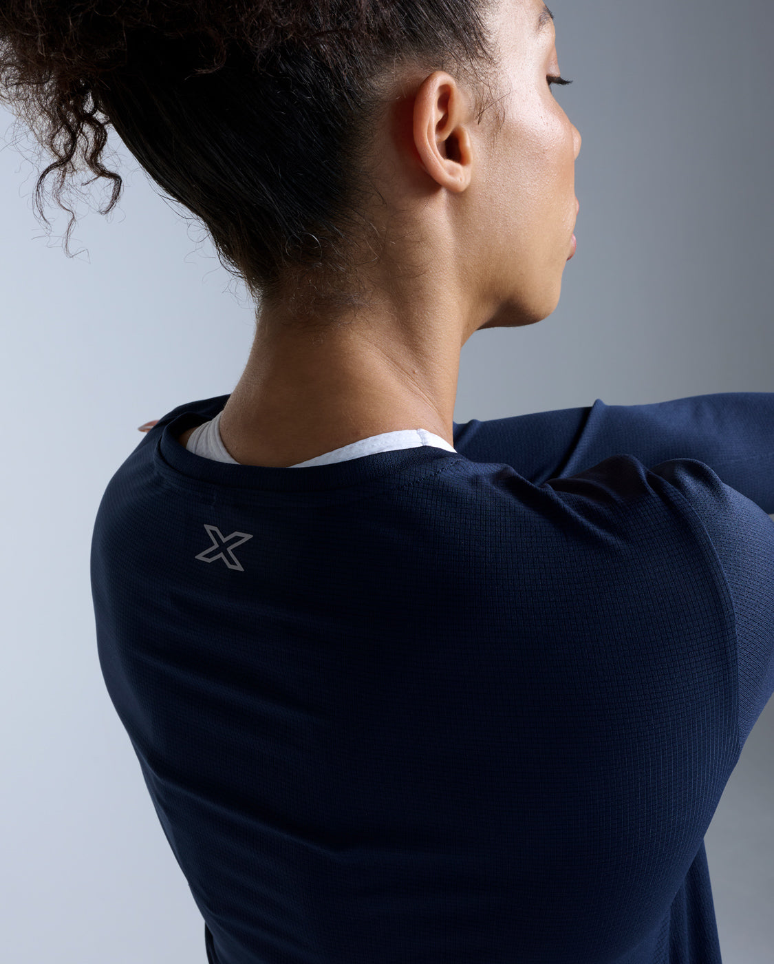 2xu-aero-longsleeve-midnight-langarm-laufshirt-damen image 5
