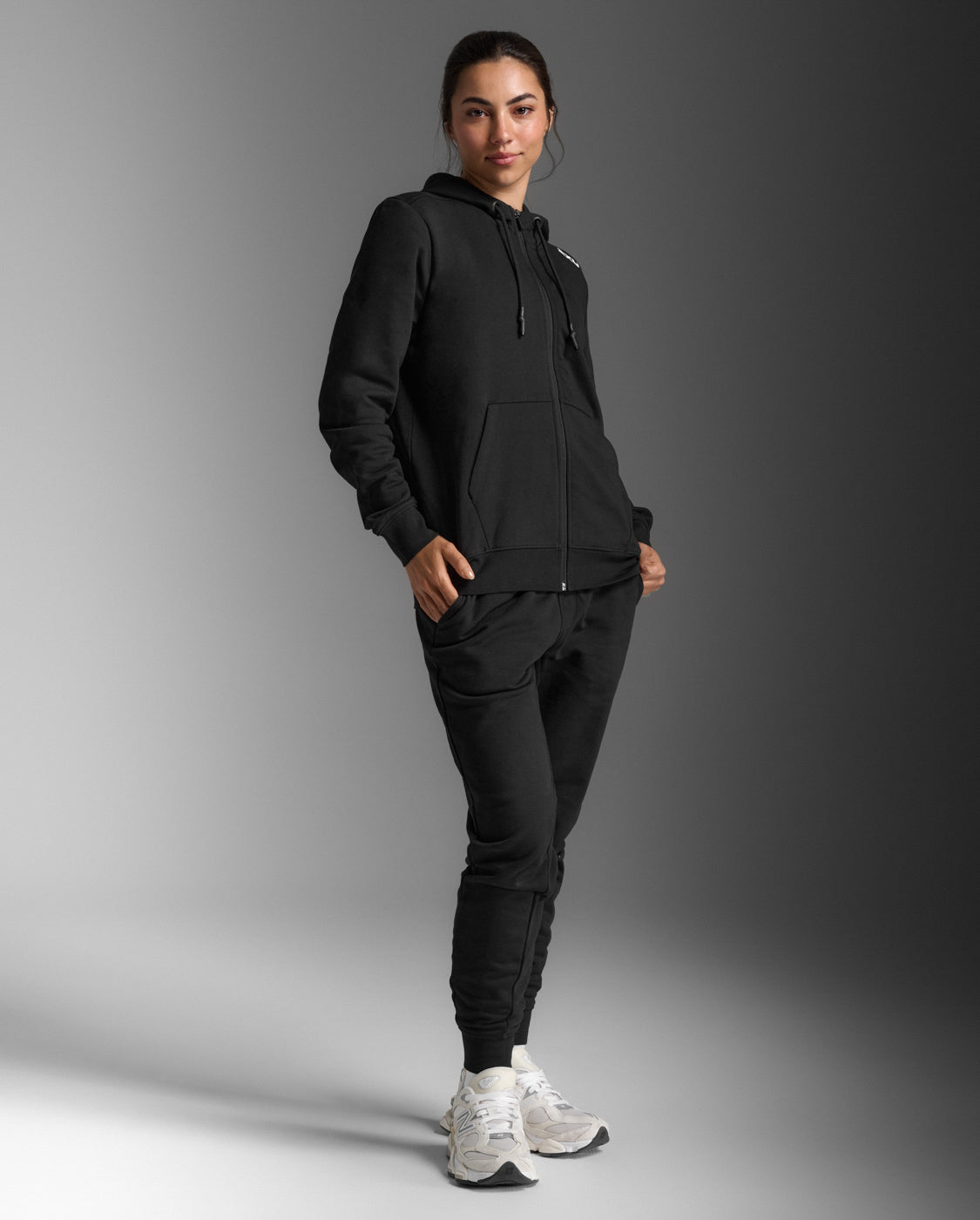 2xu-motion-aspire-full-zip-hoodie-damen-black-fleece image 3