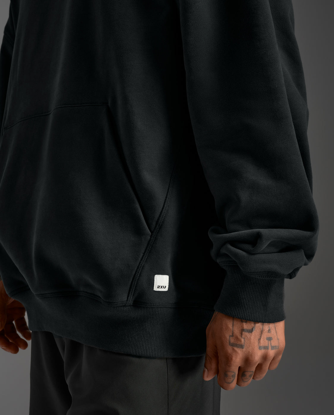 2xu-ez-oversized-bio-baumwoll-hoodie-schwarz-unisex image 5
