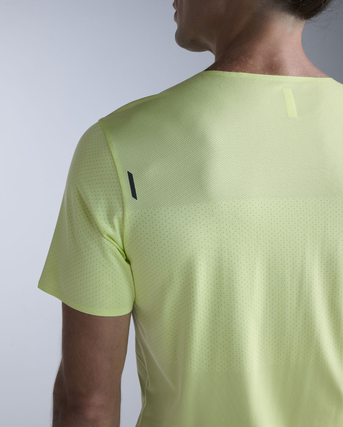 2xu-light-speed-tech-tee-laufshirt-herren-cool-matcha-slim image 6