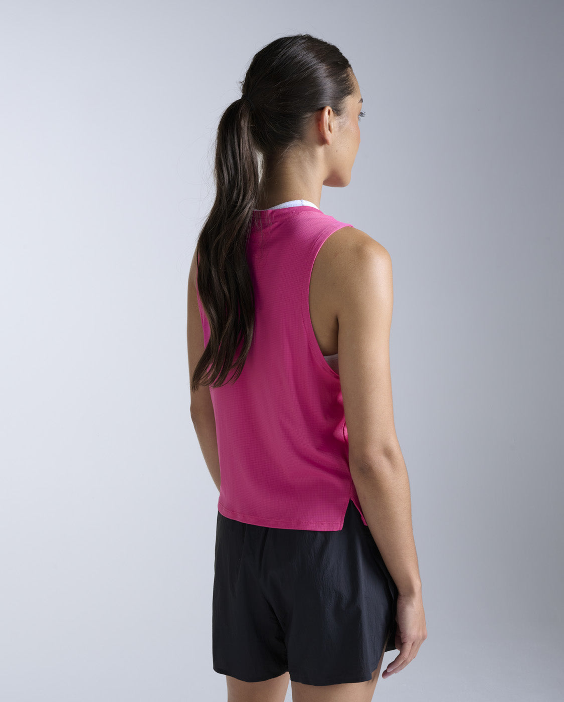 2xu-aero-trail-tank-lauftop-electric-rose-damen image 8