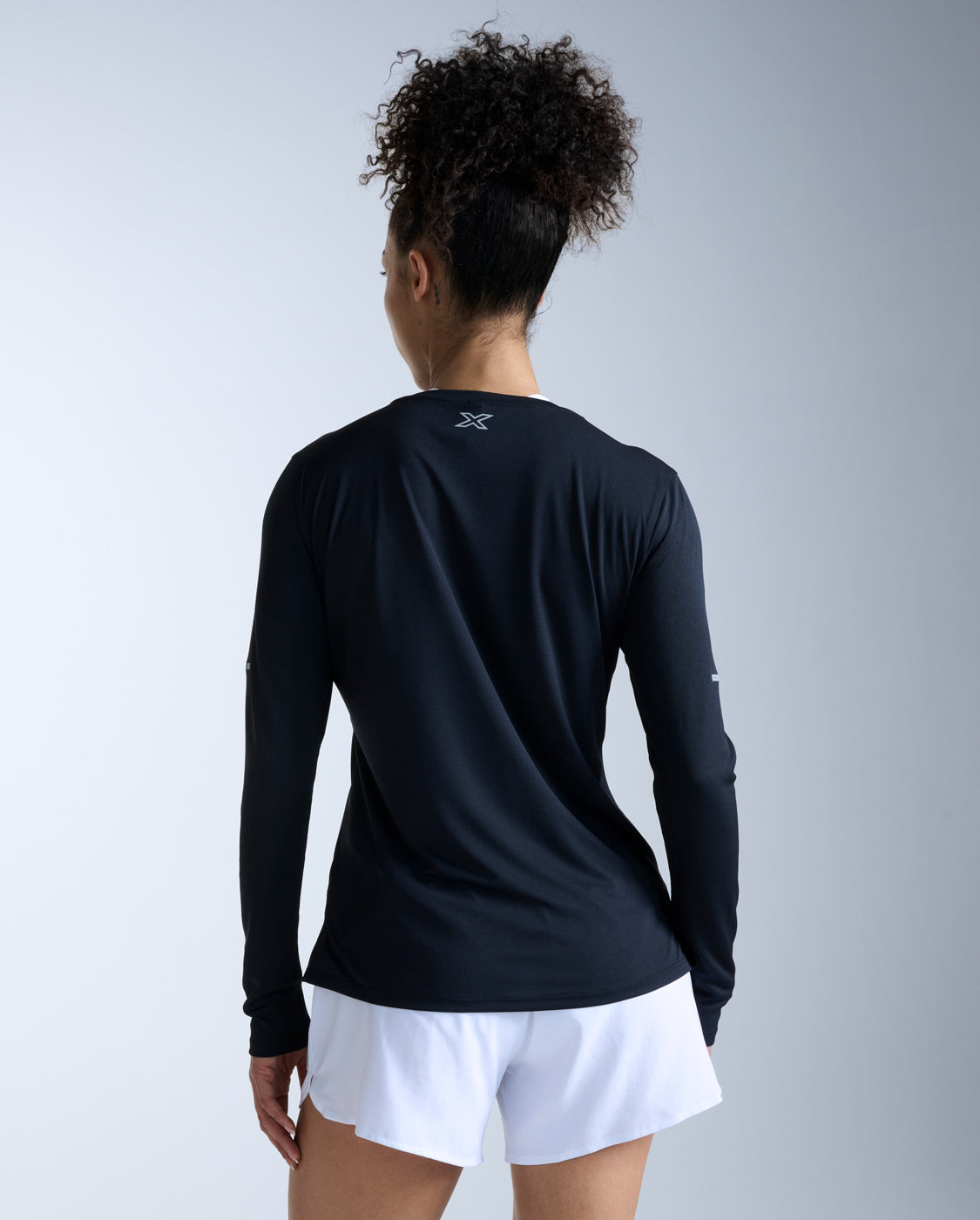 2xu-aero-long-sleeve-laufshirt-damen-black-langarm image 2