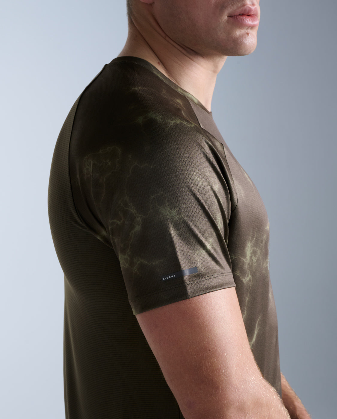 2xu-aero-tee-herren-flint-synapse-laufshirt-upf-50 image 2