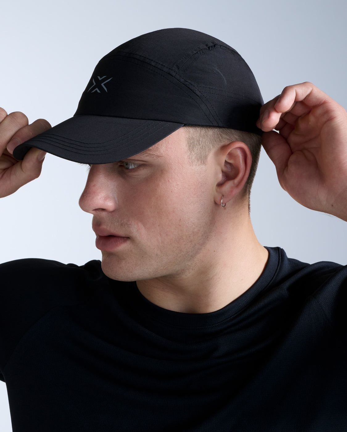 2xu-aero-hybrid-cap-laufcap-black-verstellbar image 1