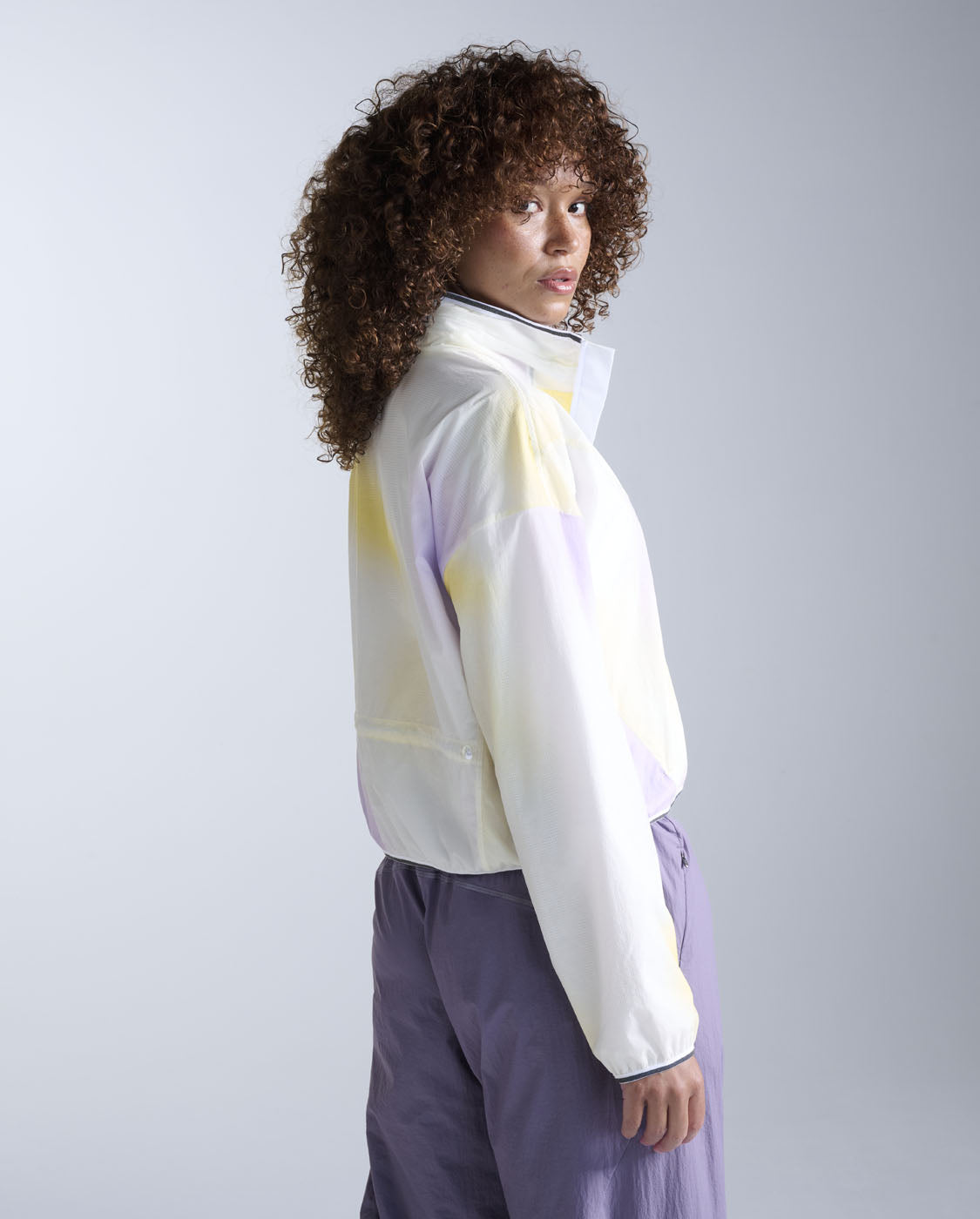 2xu-aero-sheer-bomber-jacke-lavender-digital-white image 5
