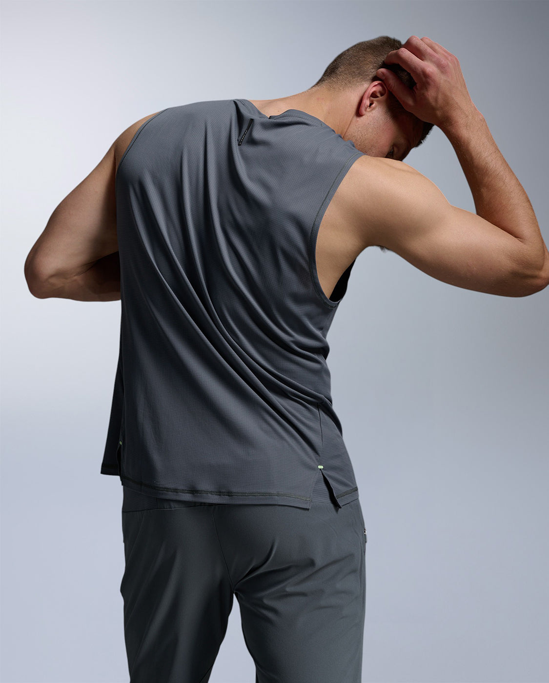2xu-aero-trail-tank-tanktop-herren-turbulence-black-uv-schutz image 8