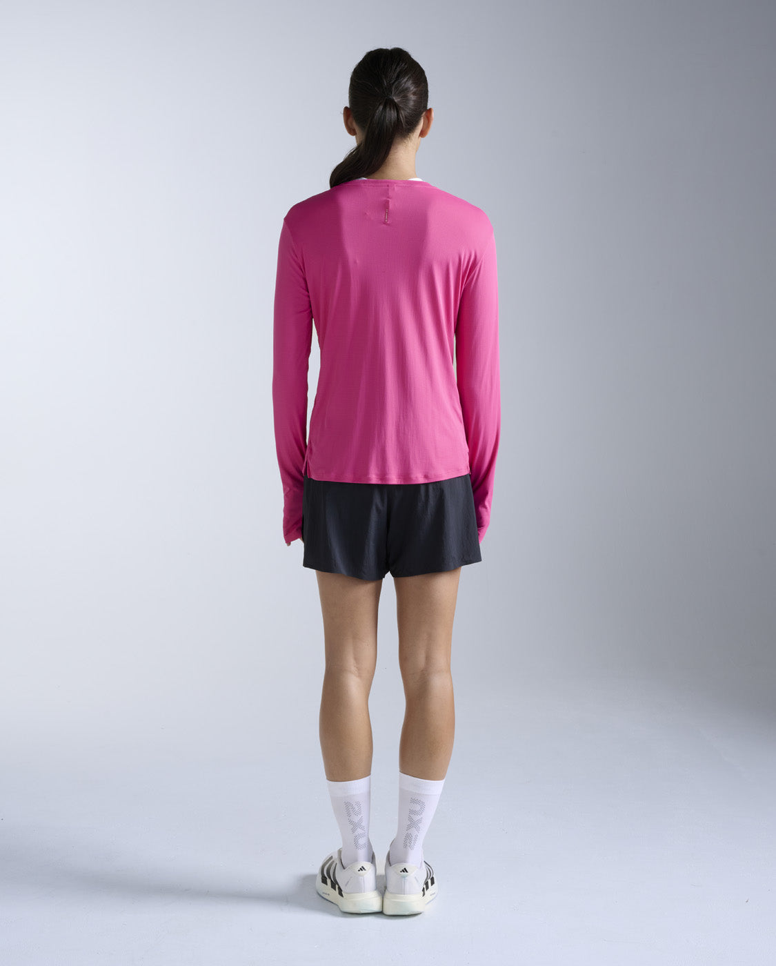 2xu-aero-trail-longsleeve-electric-rose-uv-schutz-damen image 6
