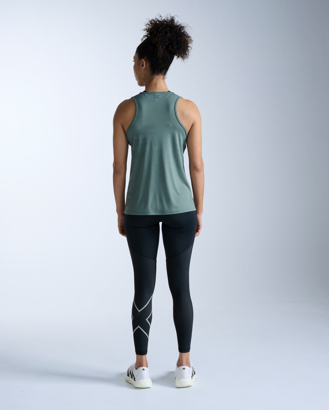 2xu-aero-singlet-lauftop-olive-leaf-damen-mesh-upf50 image 6