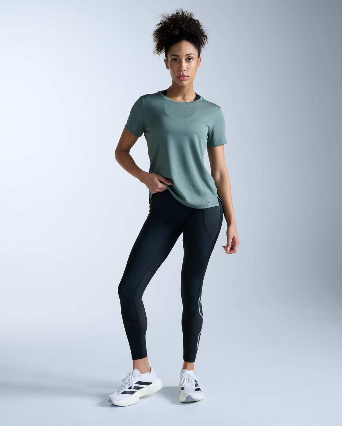 2xu-aero-tee-laufshirt-olive-leaf-damen-kurzarm-upf image 6