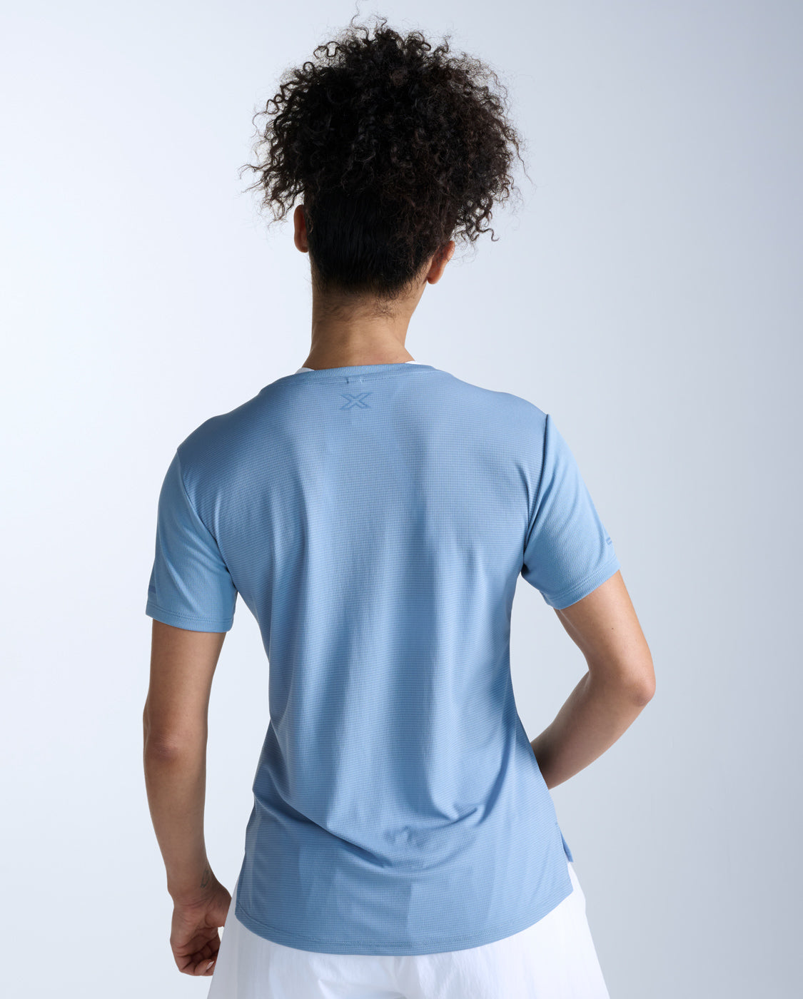 2xu-aero-tee-laufshirt-damen-blue-shade-uv-schutz image 3