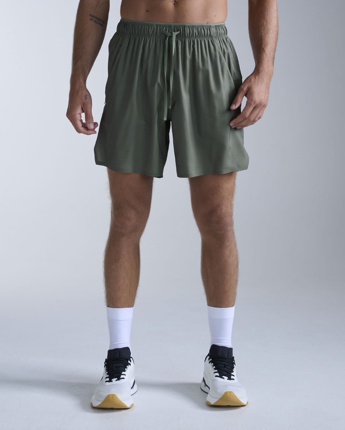 2xu-motion-7-inch-unlined-shorts-herren-fern-green image 1
