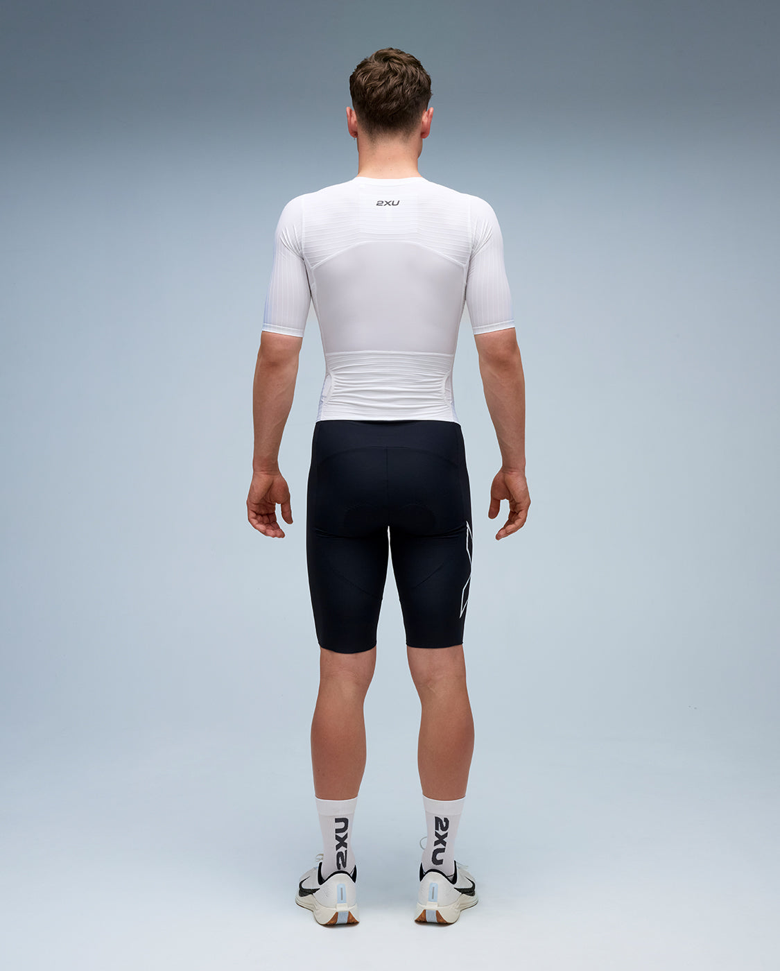 2xu-light-speed-react-trisuit-herren-schwarz-wei-kurzarm image 2