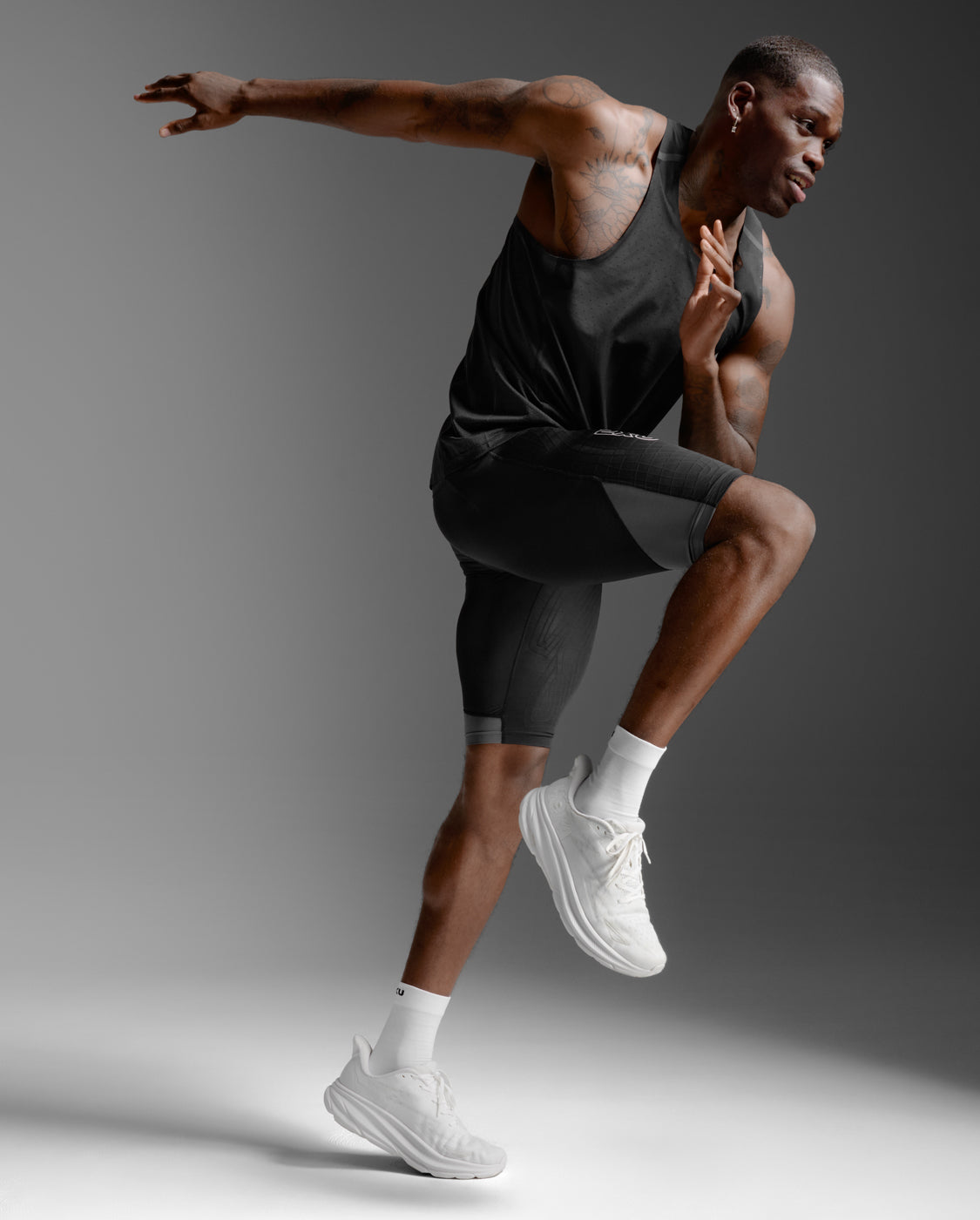 2xu-light-speed-react-singlet-herren-black-black-reflective-slim-fit image 5