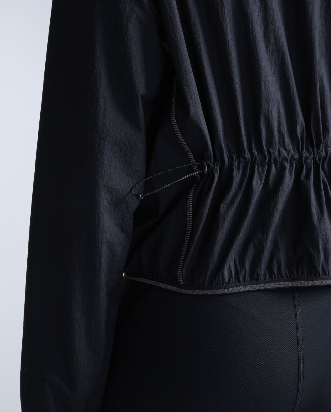 2xu-aero-sheer-bomber-jacke-damen-schwarz-wasserdicht image 2