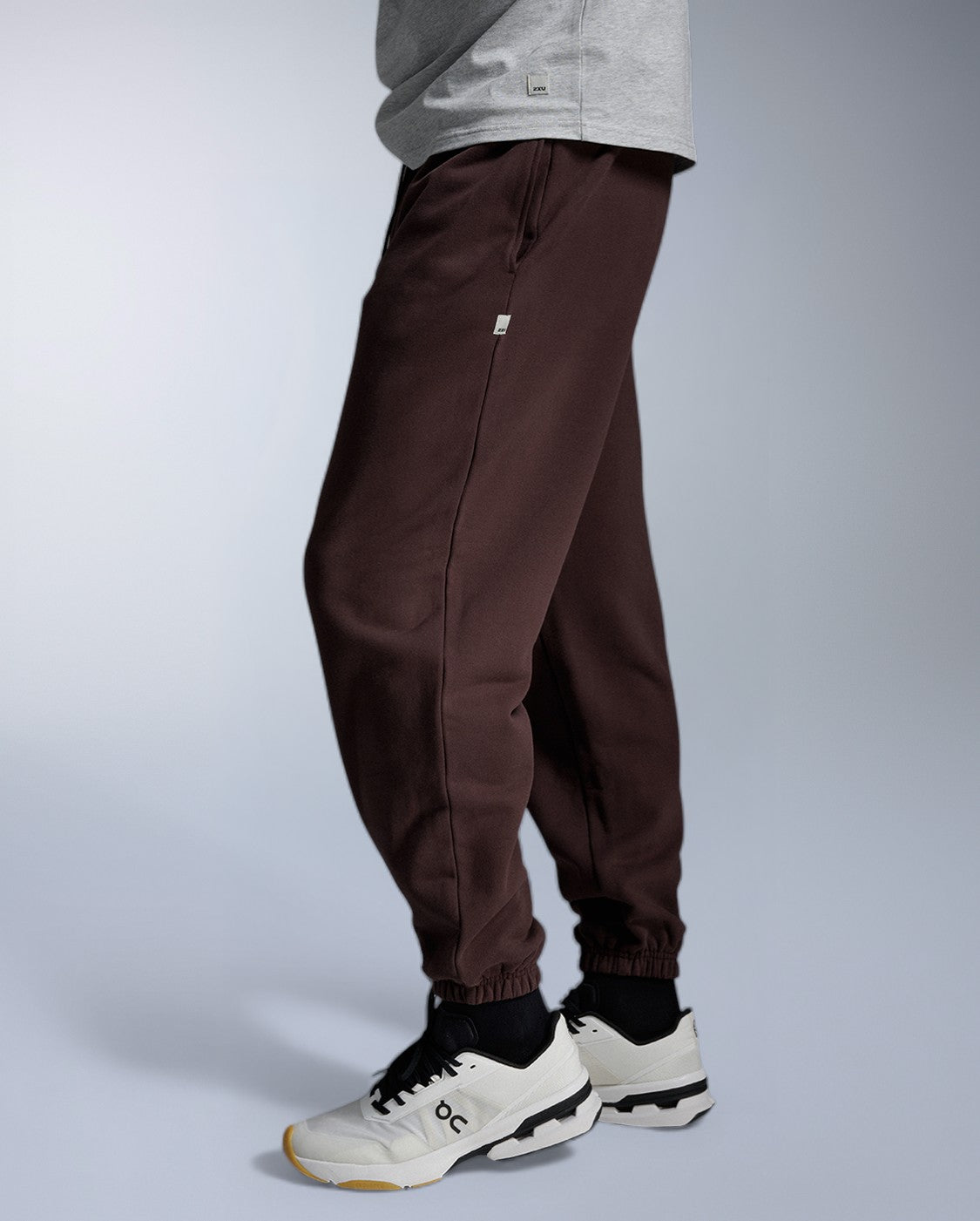 2xu-ez-oversized-organic-cotton-trackpants-jogginghose-herren-bark image 4