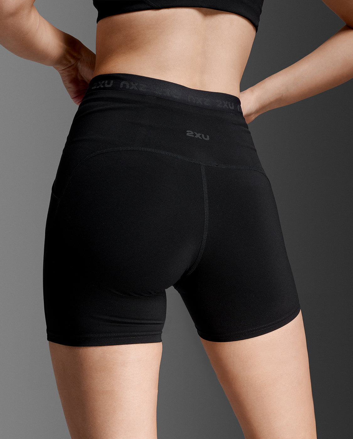 2xu-form-stash-hi-rise-4-compression-shorts-damen-taschen image 4