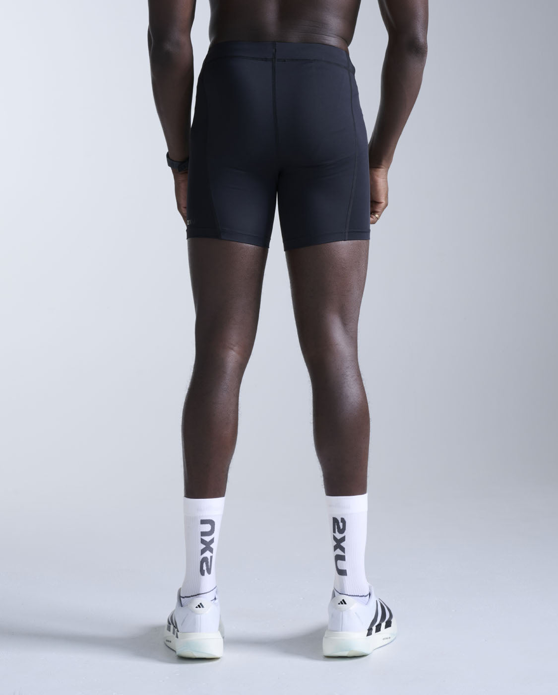 2xu-core-compression-1-2-shorts-herren-black-black image 4
