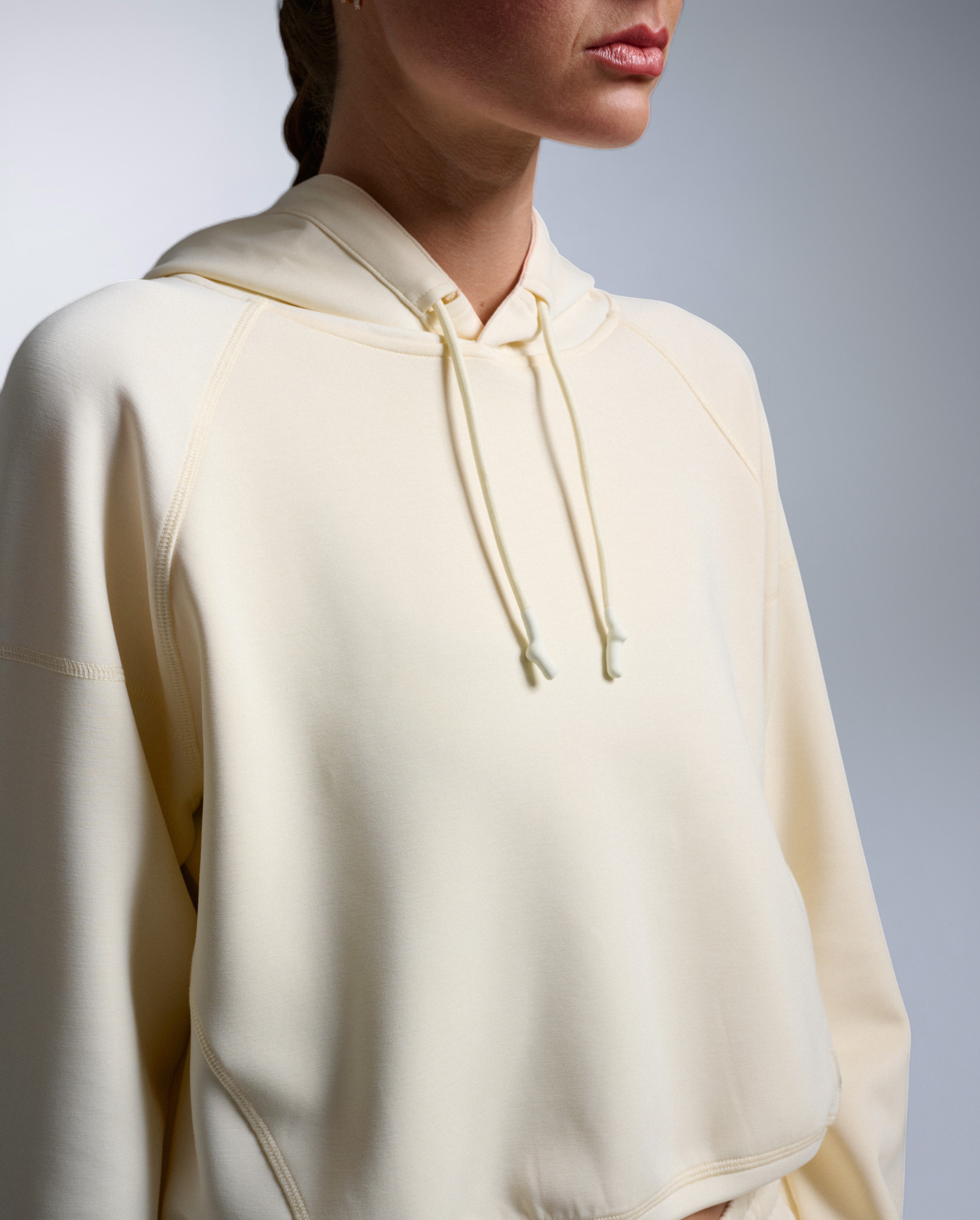 2xu-signature-wonderluxe-cropped-hoodie-chalk-white image 3