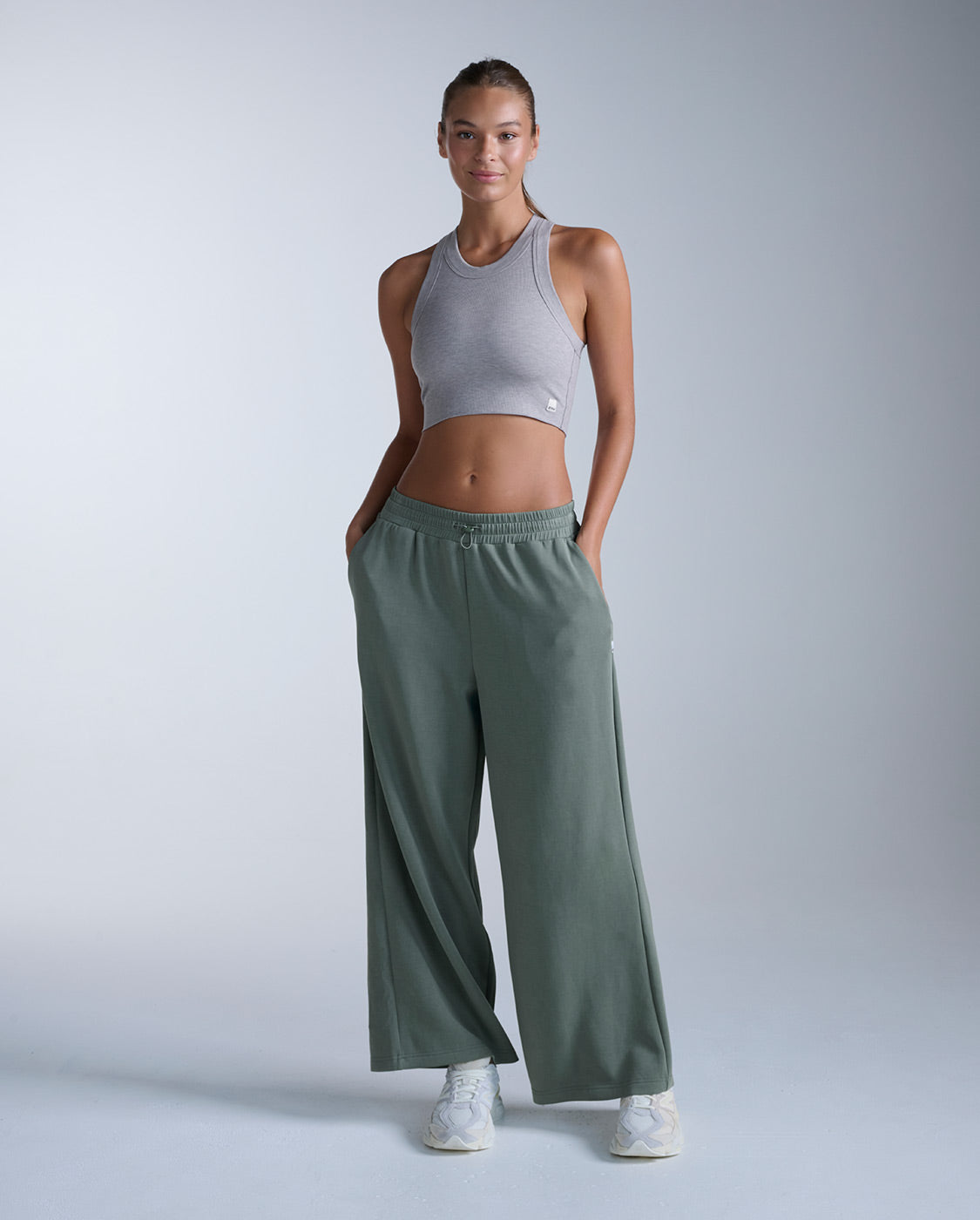 2xu-fluid-crop-tank-damen-sporttop-grau-tencel-weich image 5