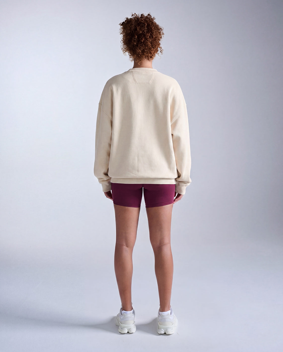 2xu-ez-oversized-organic-cotton-crew-sweatshirt-chalk-bio-baumwolle image 5