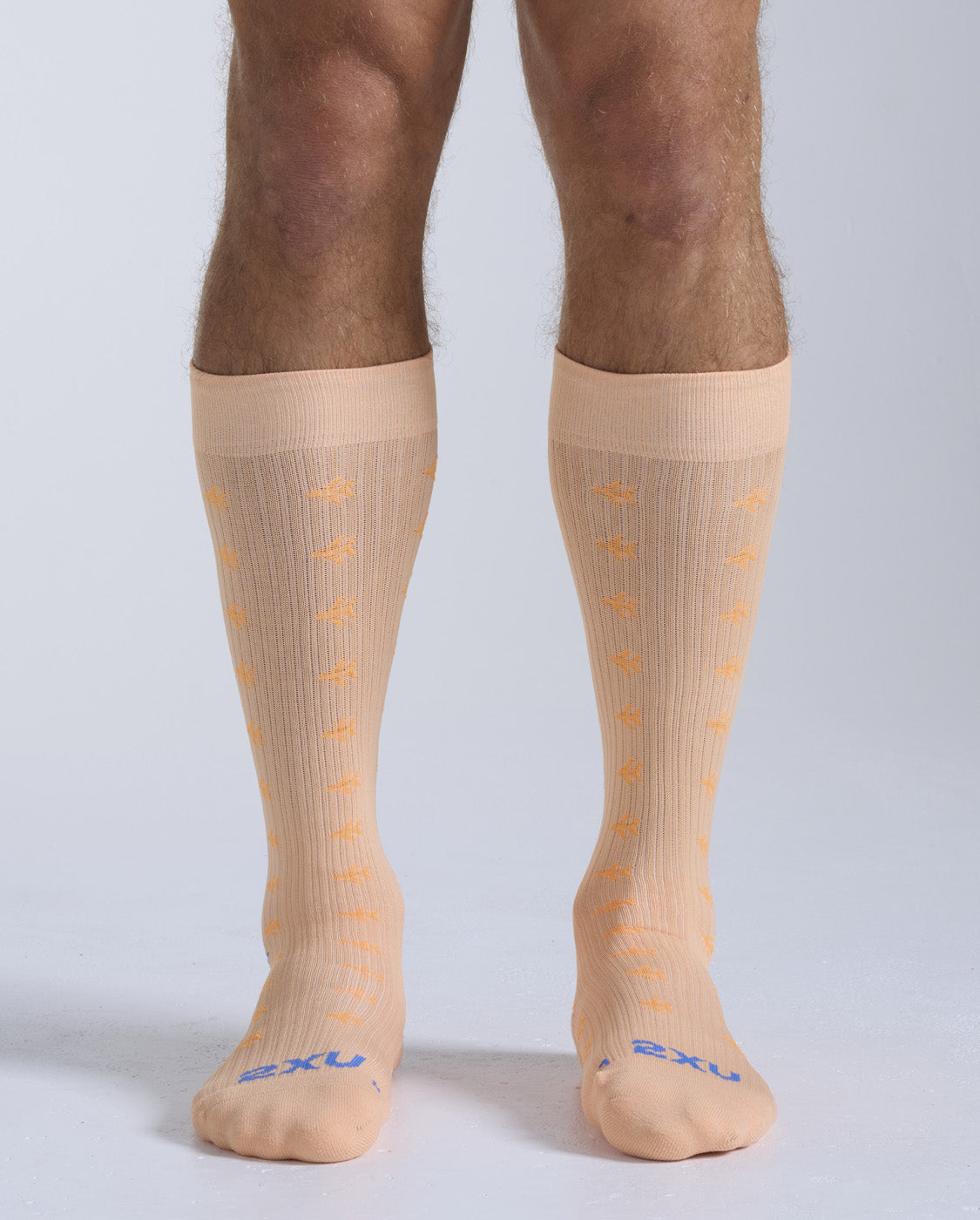 2xu-flight-bamboo-charcoal-kompressionssocken-peach-blue image 4