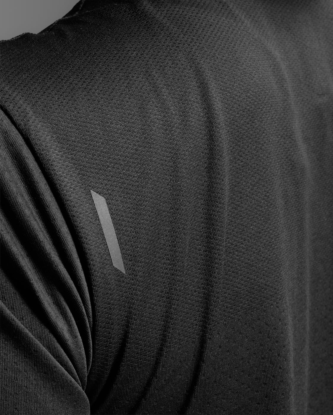 2xu-light-speed-tech-tee-laufshirt-schwarz-damen image 8