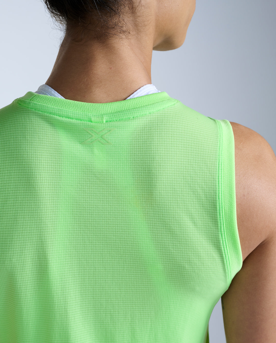 2xu-aero-mesh-crop-tank-top-rmellos-lime-zest image 4