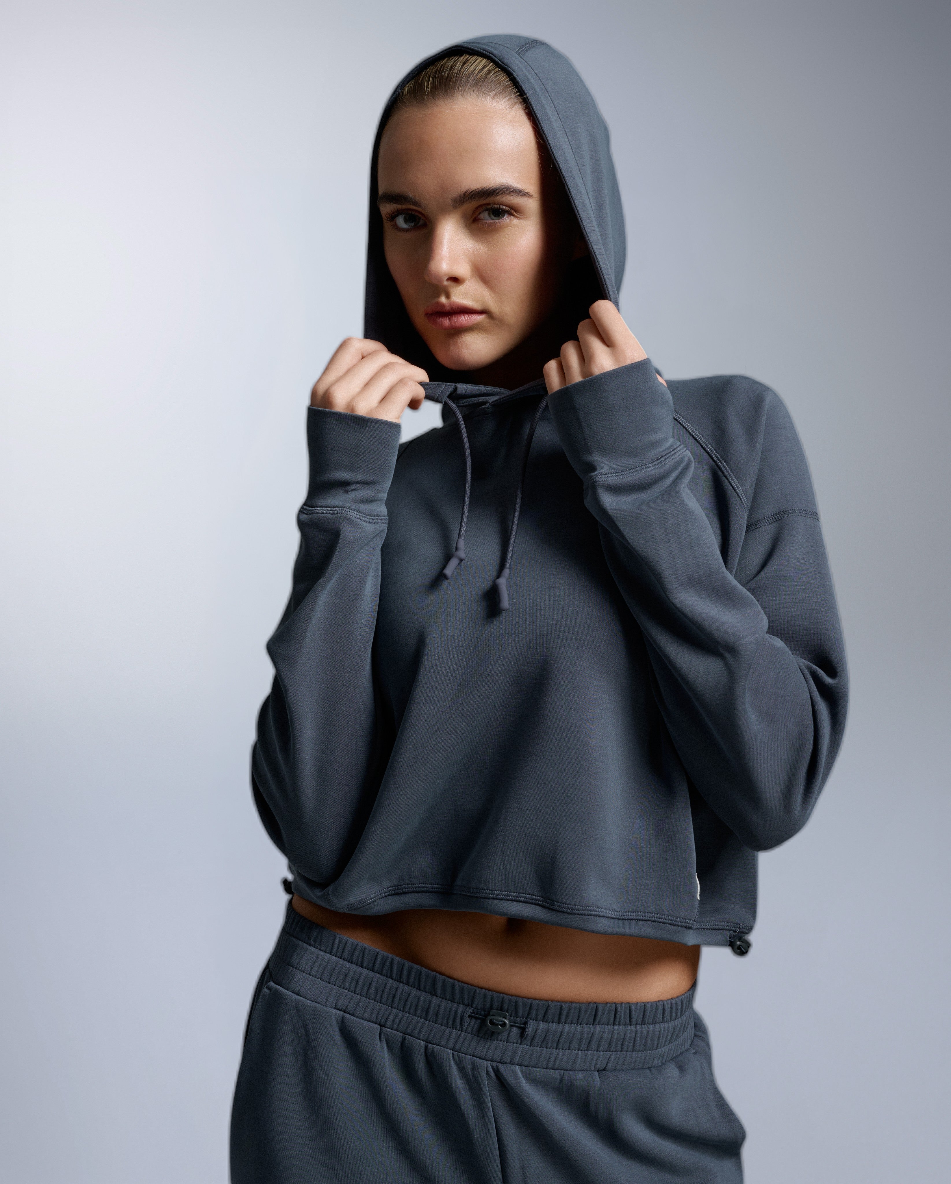 2xu-signature-wonderluxe-cropped-hoodie-damen-india-ink-white image 3
