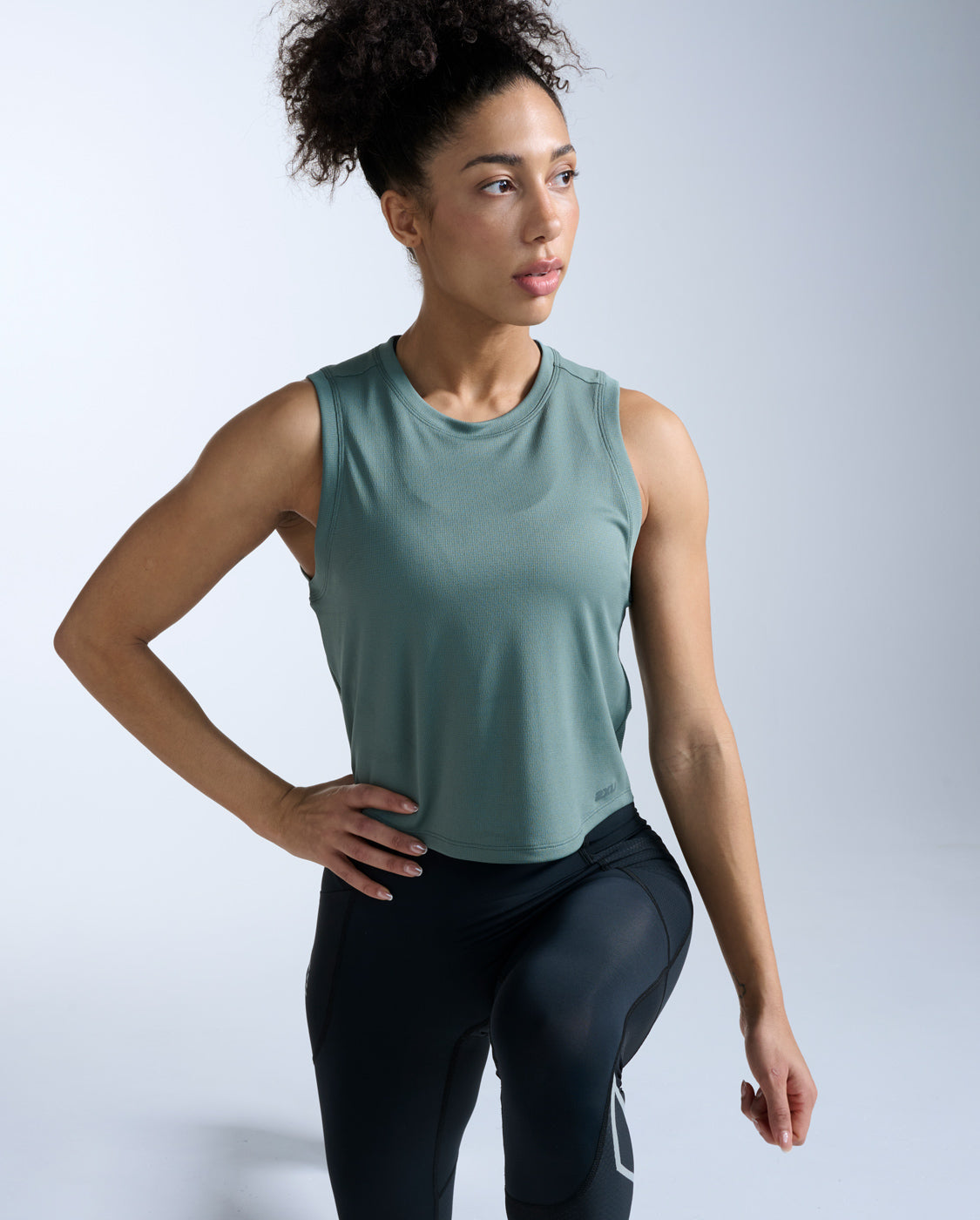 2xu-aero-mesh-crop-tank-olive-leaf-lauftop-mesh image 5
