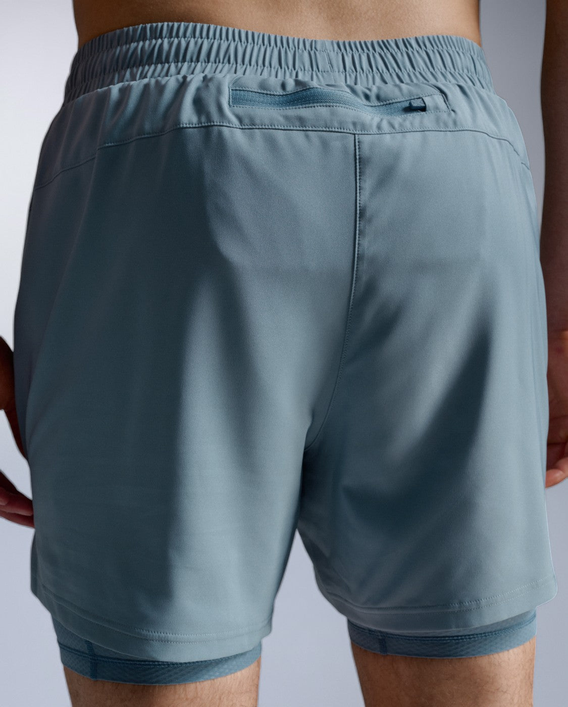 2xu-aero-mesh-2-in-1-5-inch-shorts-herren-blue-shade image 7