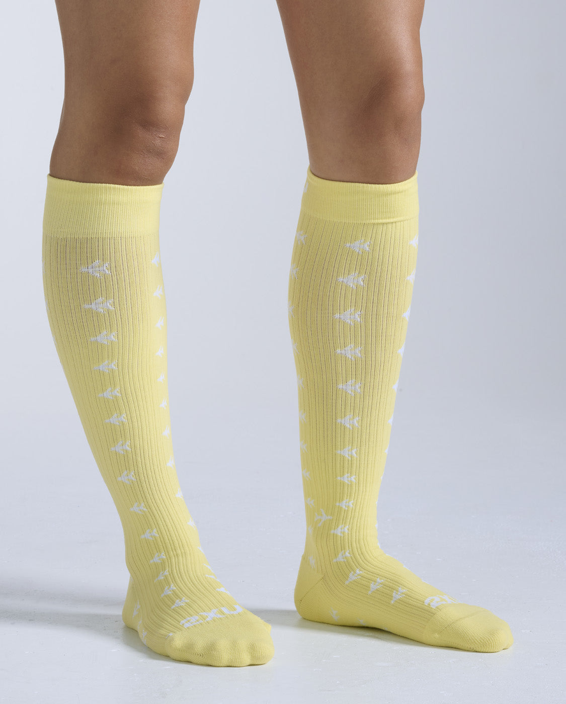 2xu-flight-bamboo-charcoal-kompressionssocken-butter-halogen image 1