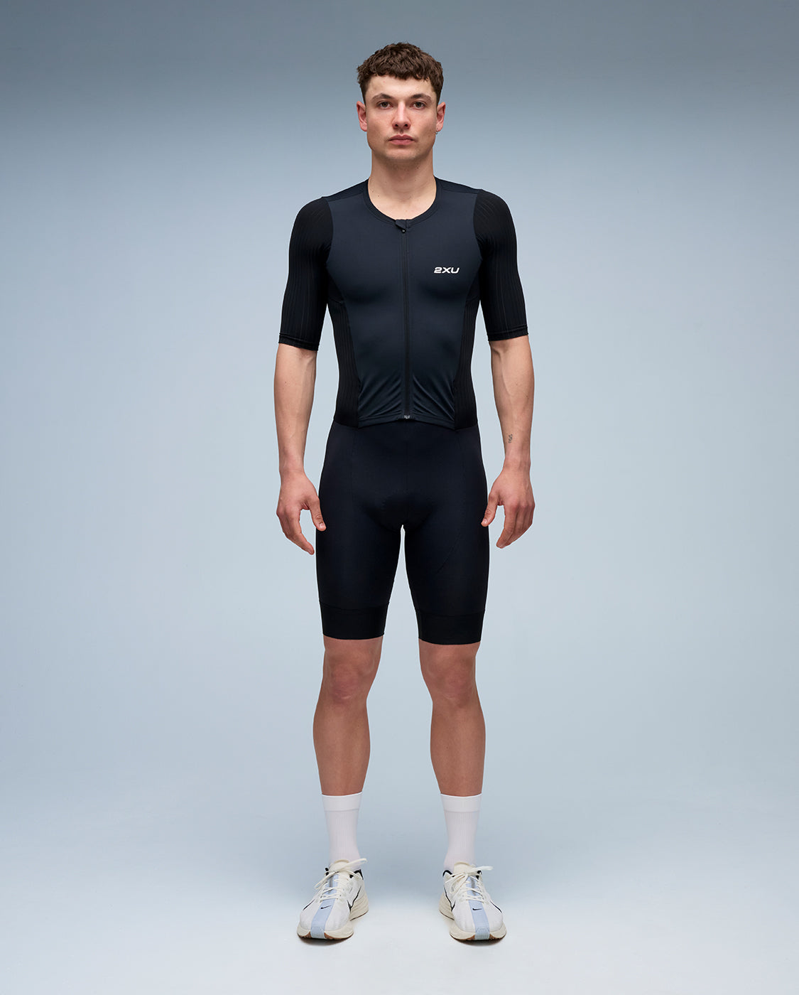 2xu-aero-sleeved-trisuit-herren-triathlonanzug-schwarz image 1