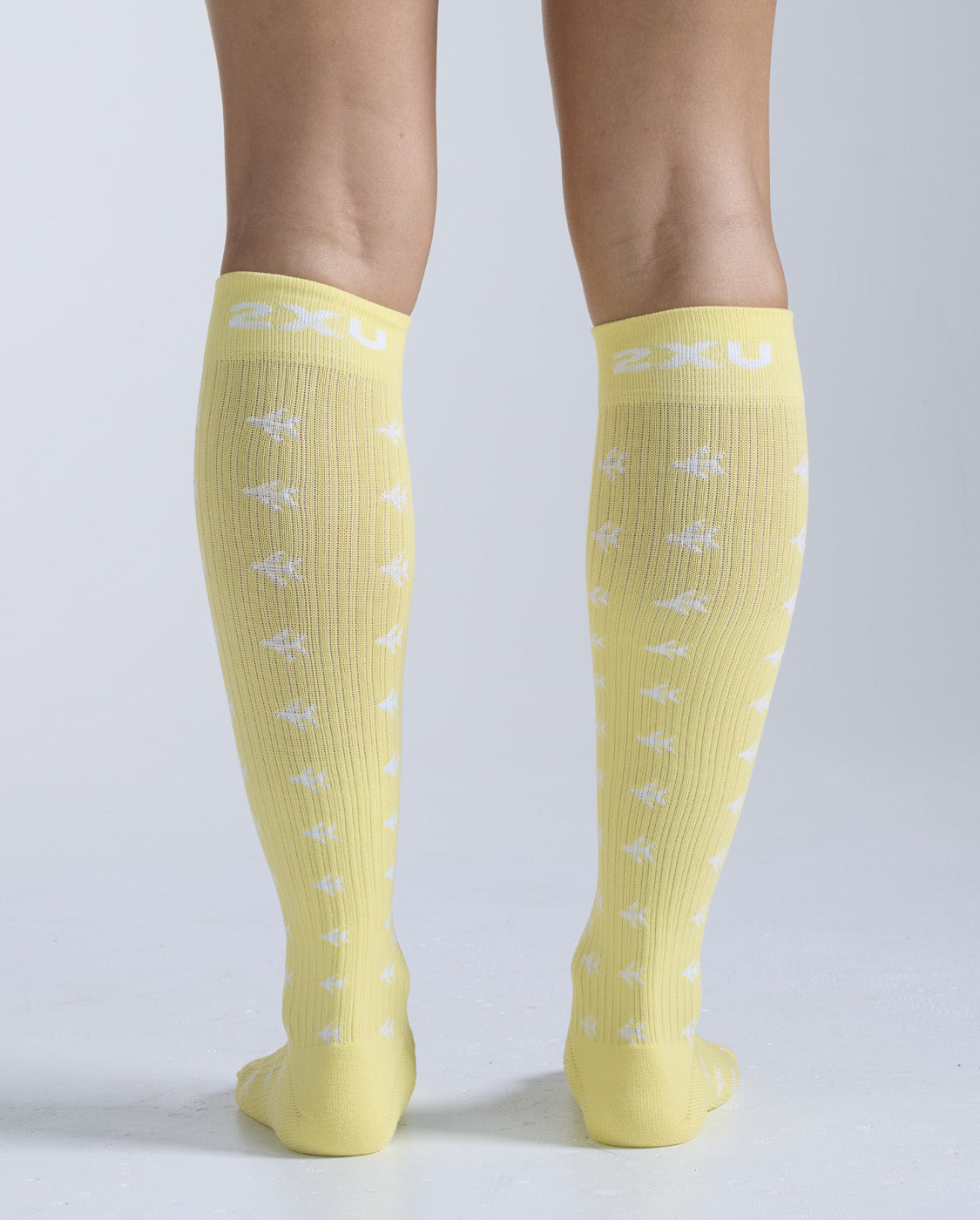 2xu-flight-bamboo-charcoal-kompressionssocken-butter-halogen image 3
