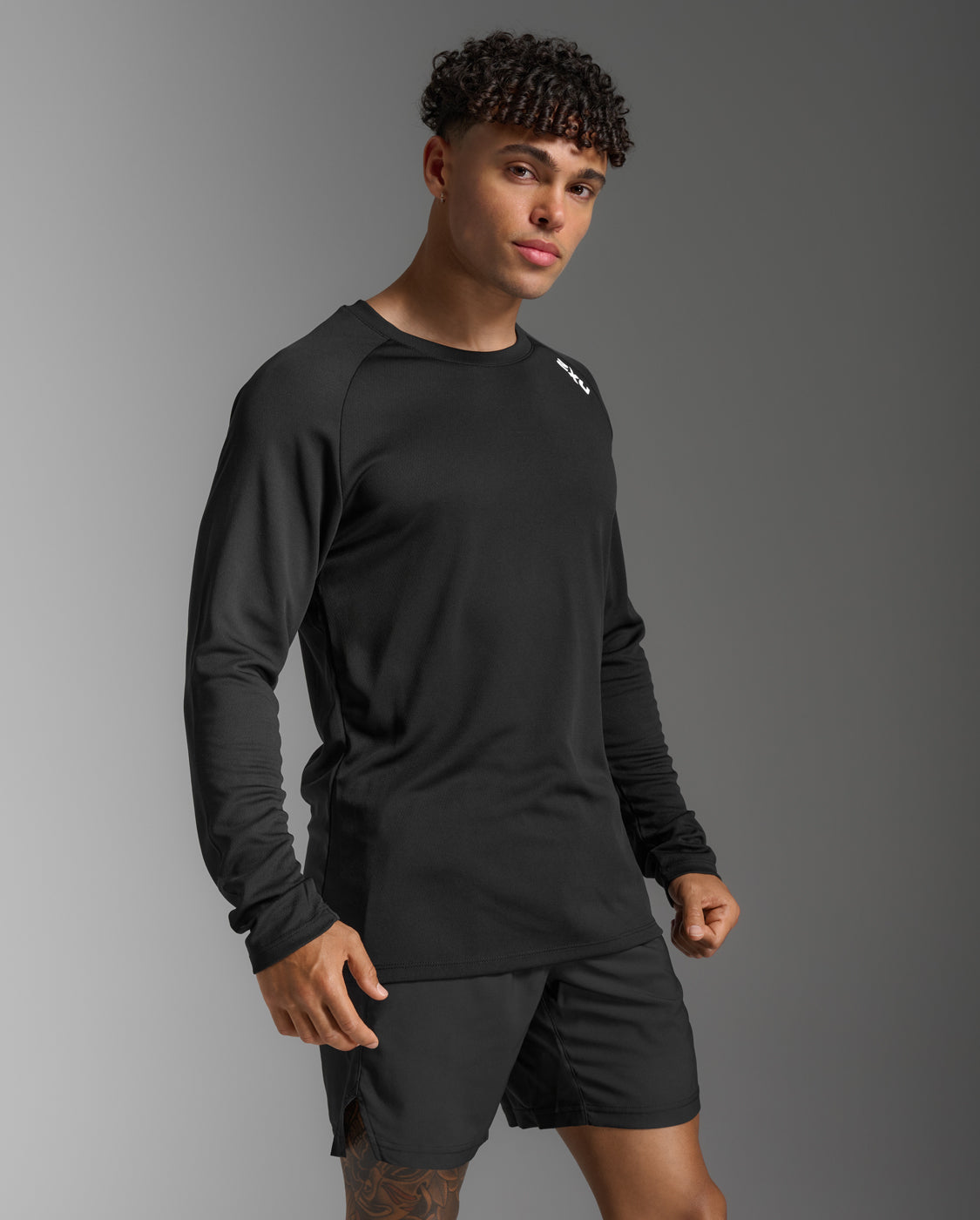 2xu-motion-aspire-long-sleeve-herren-black-white-shirt image 5