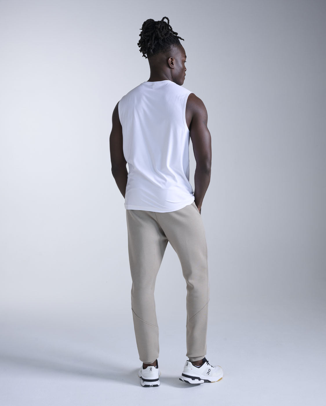 2xu-24-7-commute-smooth-spacer-trackpants-carbon image 8