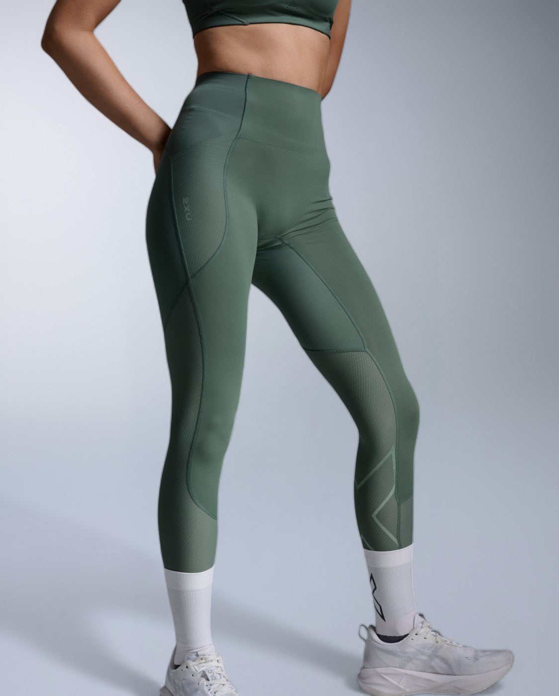 2xu-aero-mesh-hi-rise-compression-tights-lauftight-olive-leaf image 1