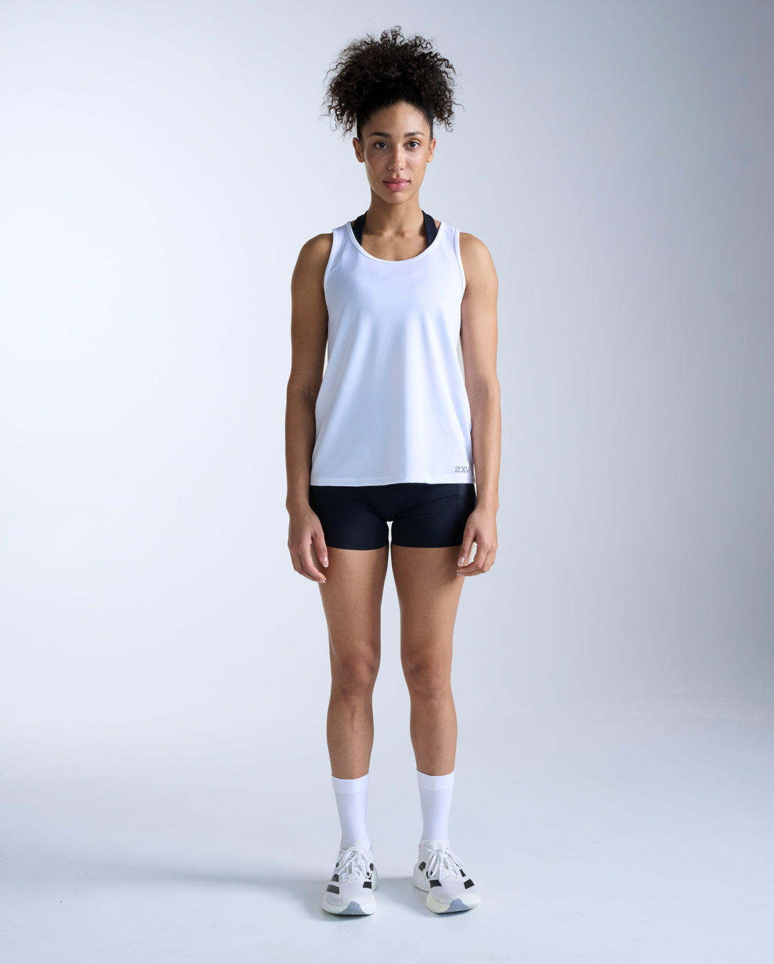 2xu-aero-singlet-top-damen-white-silver-reflective image 6