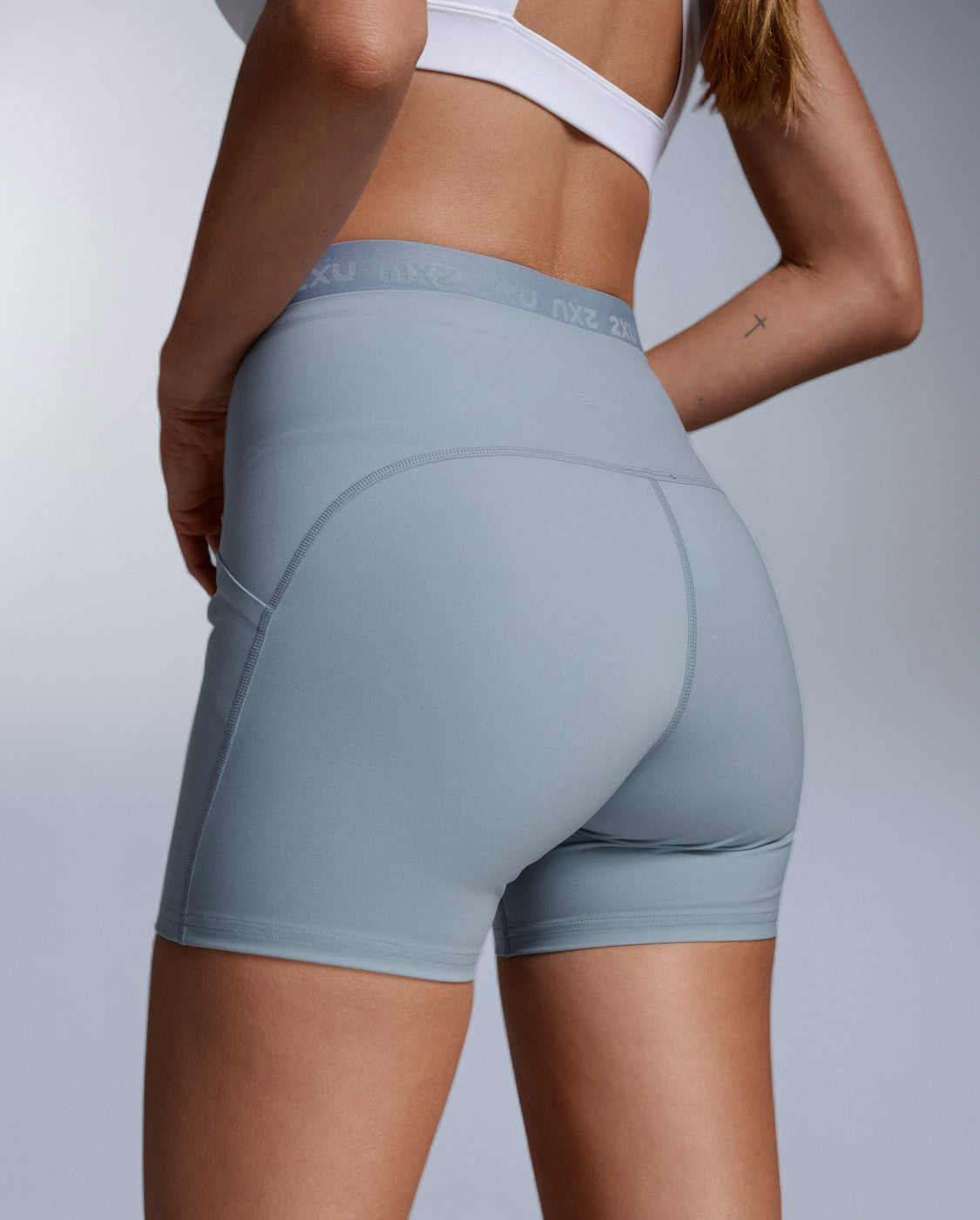 2xu-form-stash-hi-rise-kompressionsshorts-damen-blue-shade image 4