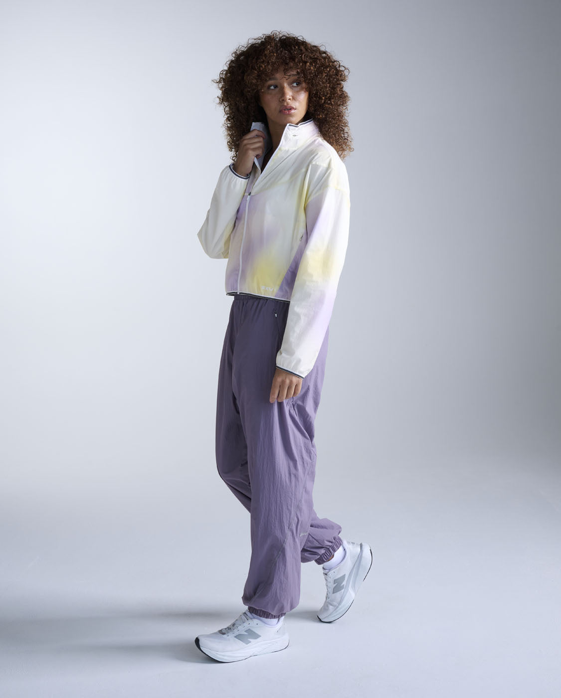 2xu-aero-sheer-bomber-jacke-lavender-digital-white image 7