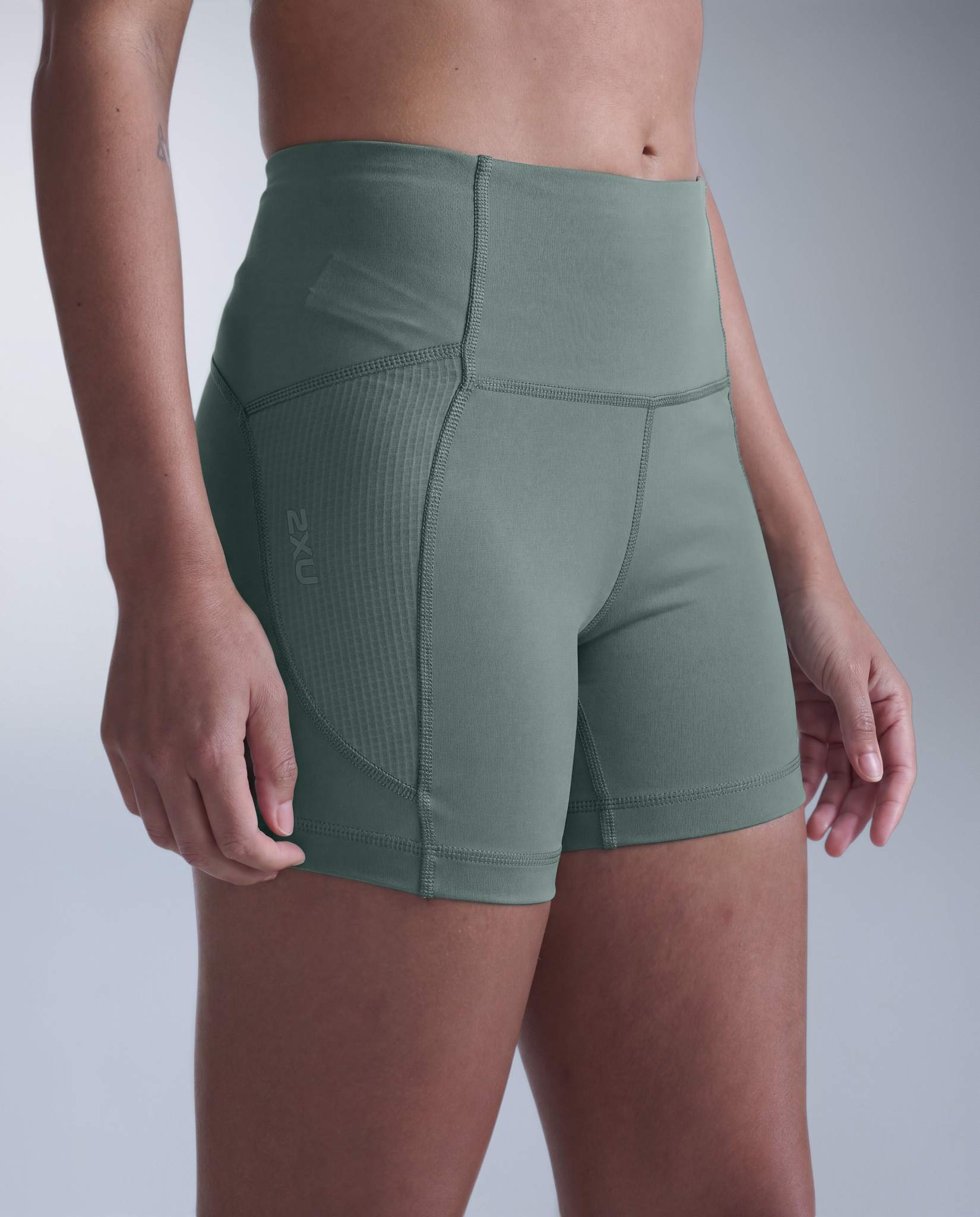2xu-aero-mesh-hi-rise-4-inch-shorts-damen-olive-high-waist image 2