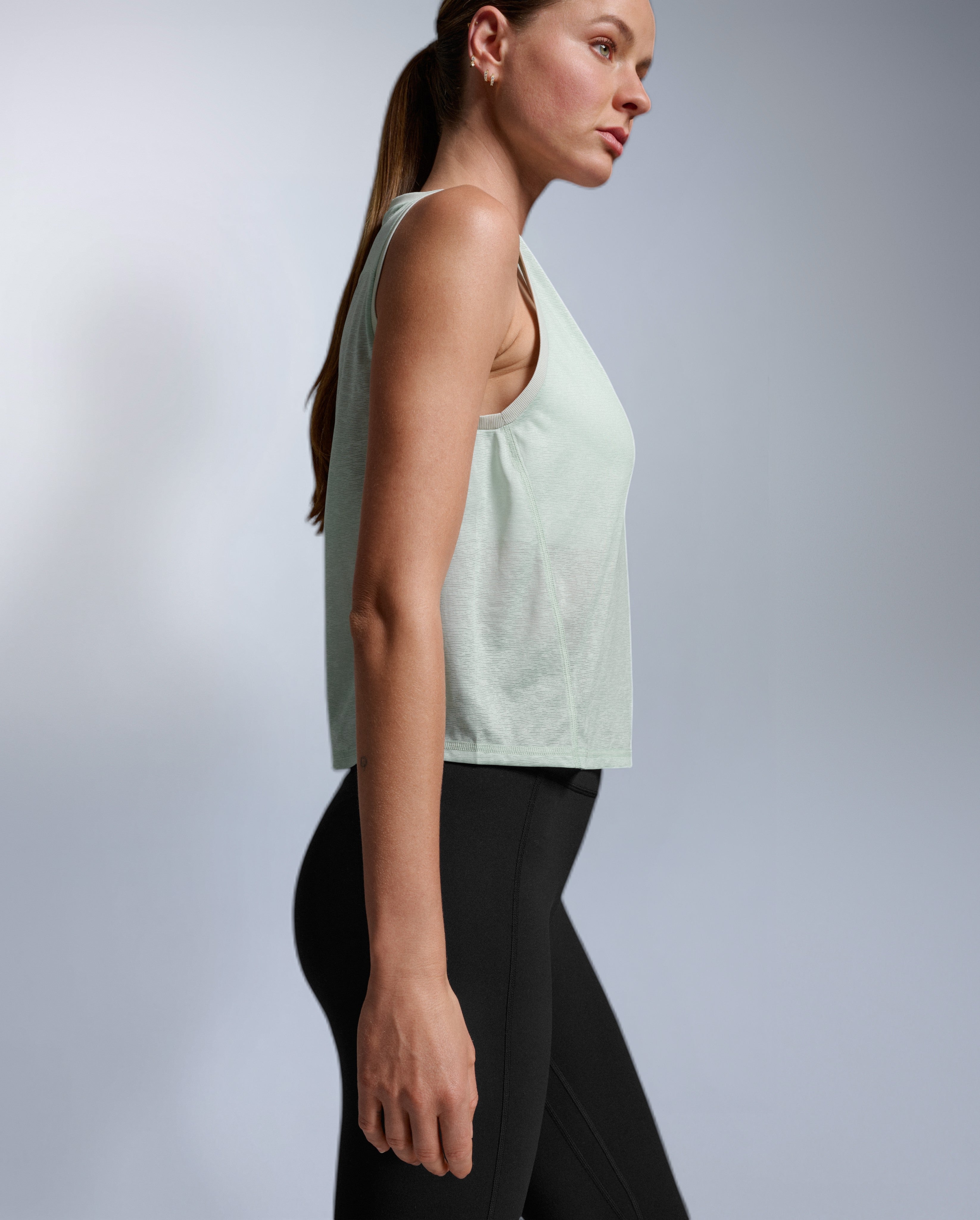 2xu-aero-relight-crop-tank-sporttop-seafoam image 2