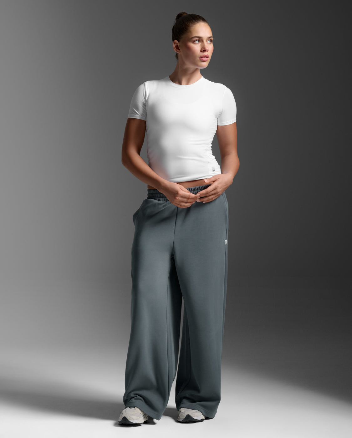2xu-signature-wonderluxe-fitted-tee-t-shirt-damen-wei-stretch image 4