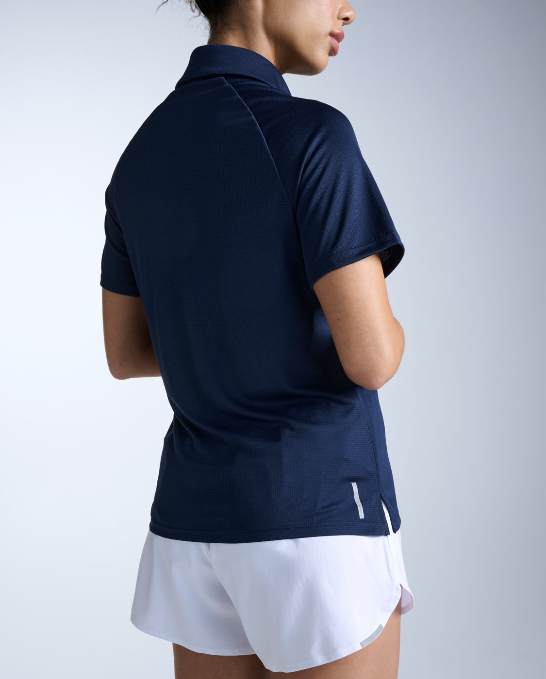 2xu-aero-polo-laufshirt-damen-mitternacht-kurzarm image 5