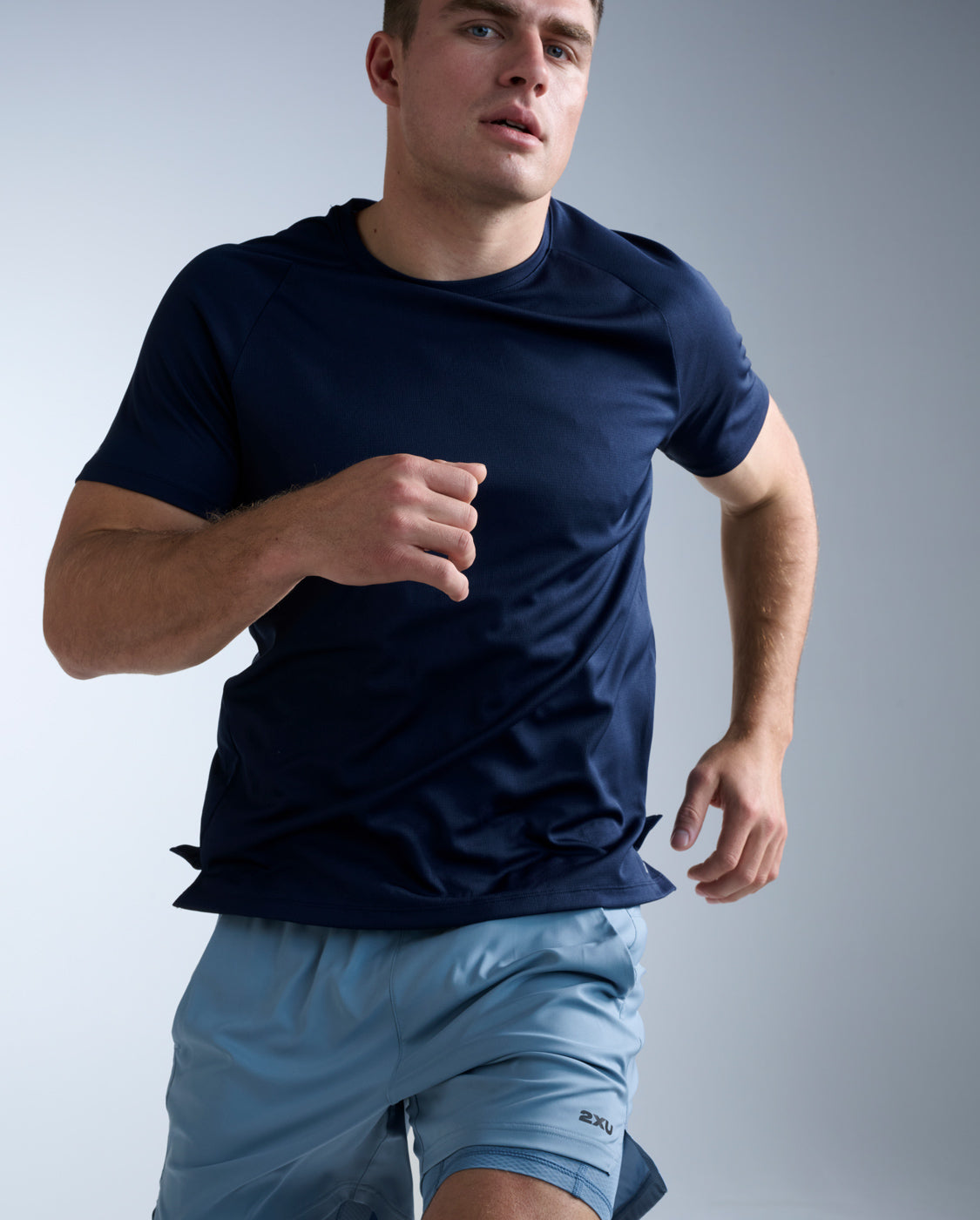 2xu-aero-tee-t-shirt-herren-midnight-silber image 4