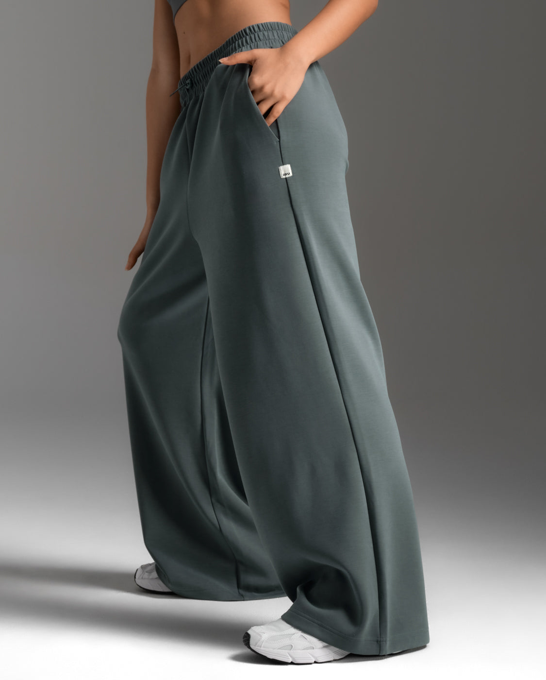 2xu-wonderluxe-wide-leg-pants-damen-sporthose-dark-sage image 4