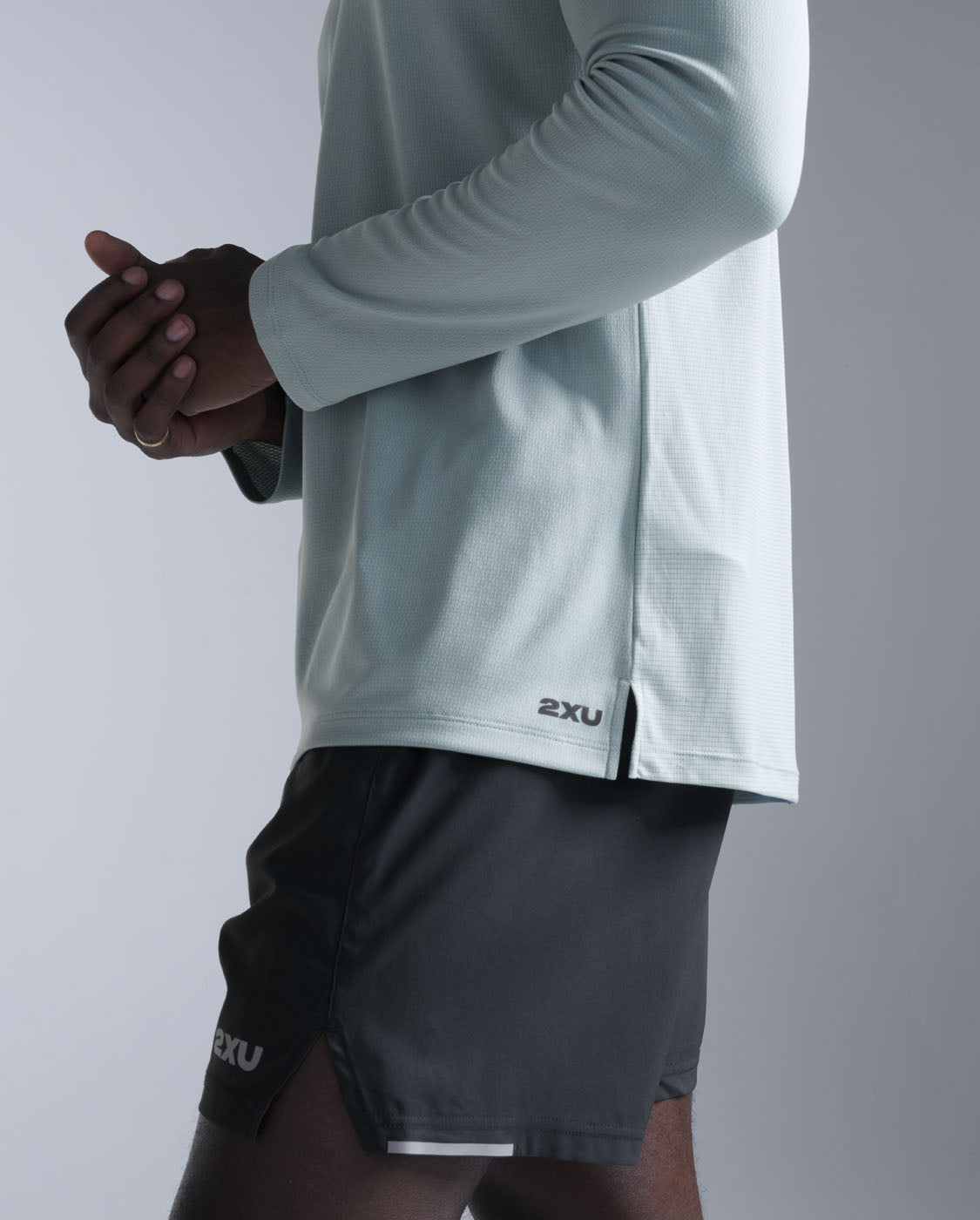 2xu-aero-long-sleeve-laufshirt-herren-smoke-blue image 3
