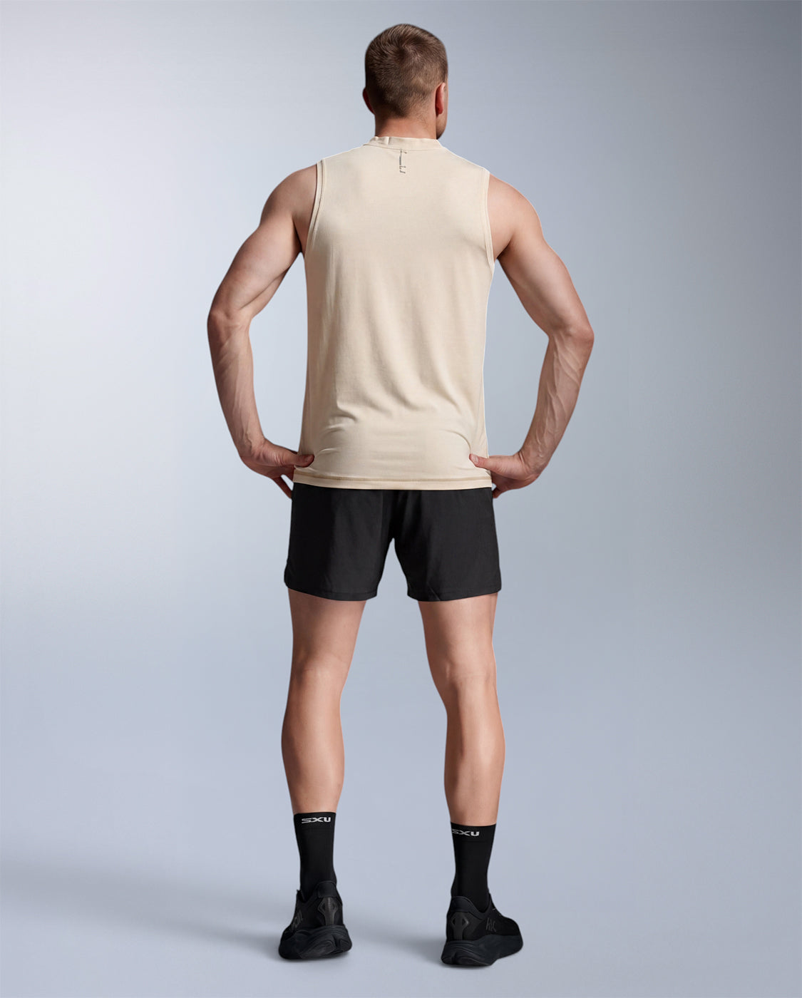 2xu-force-tech-tank-herren-chalk-rmelloses-trainingstop image 5